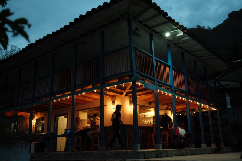 La casa de la finca de noche