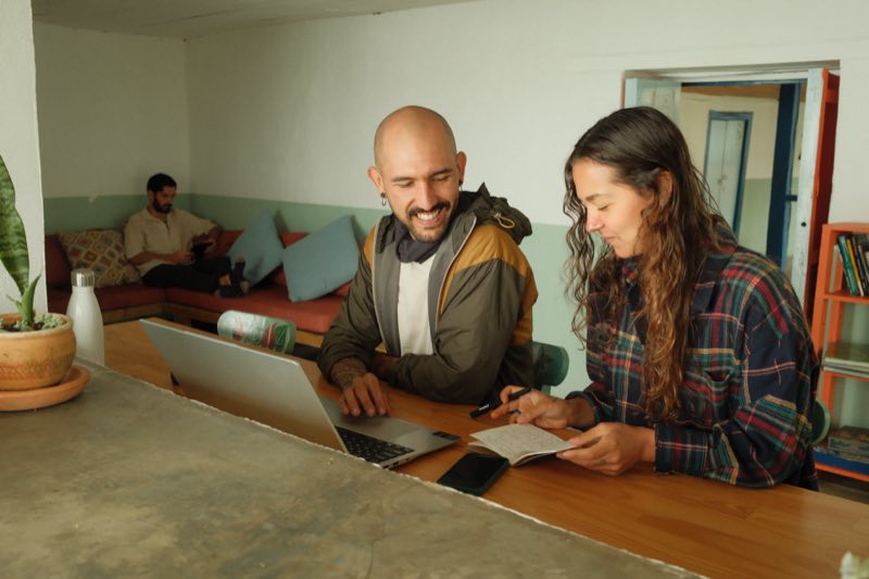 Personas trabajando en la sala