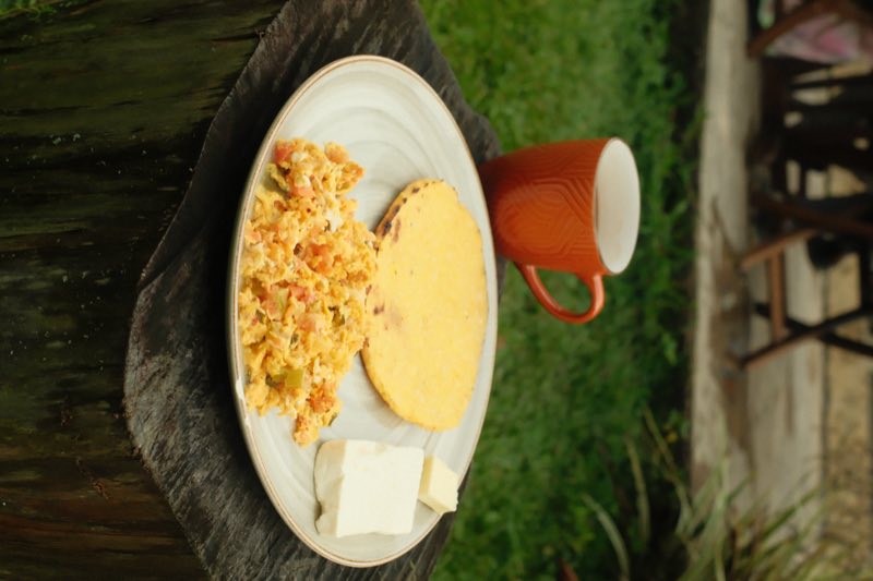 Desayuno con arepa y huevos