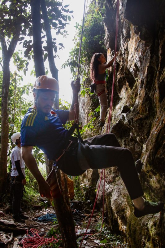 Escaladores descansando en la base