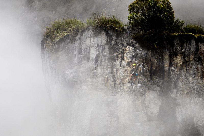 Torre de roca entre la niebla
